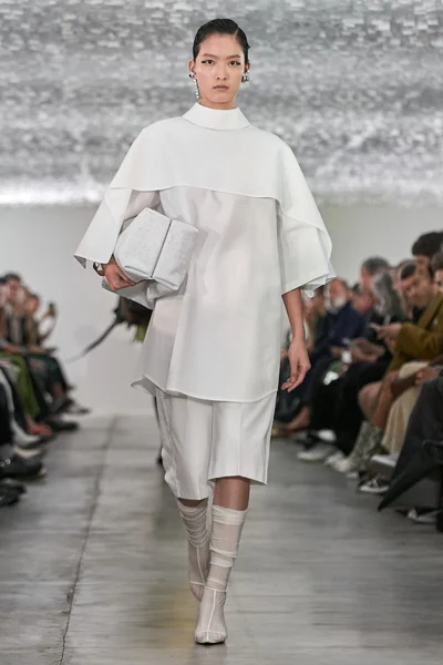 Look 16